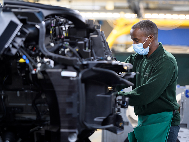 نظرة على أول سيارة رينج روڤر مصنّعة وفق قواعد التباعد الاجتماعي